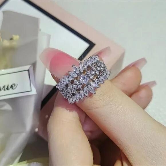 NEW DIAMOND FLOWER LUXURY S925 STERLING SILVER RING, CUTE RING, SHINY RING. - Picture 2 of 2